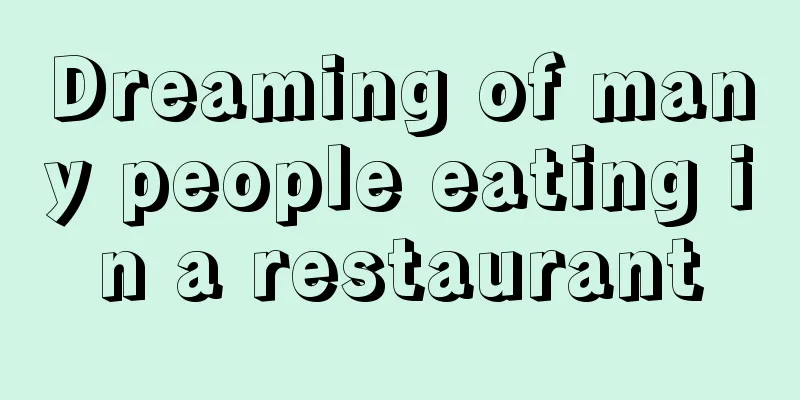 Dreaming of many people eating in a restaurant