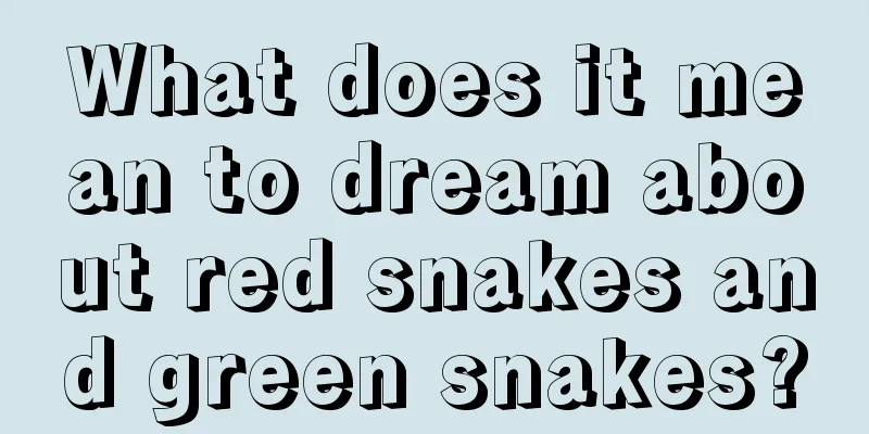 What does it mean to dream about red snakes and green snakes?