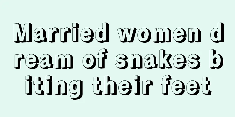 Married women dream of snakes biting their feet