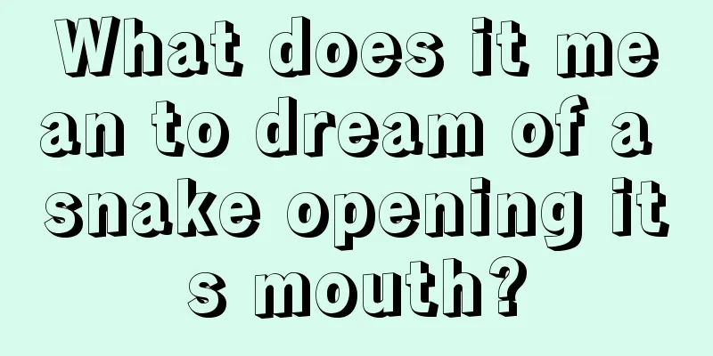 What does it mean to dream of a snake opening its mouth?