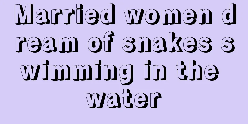 Married women dream of snakes swimming in the water